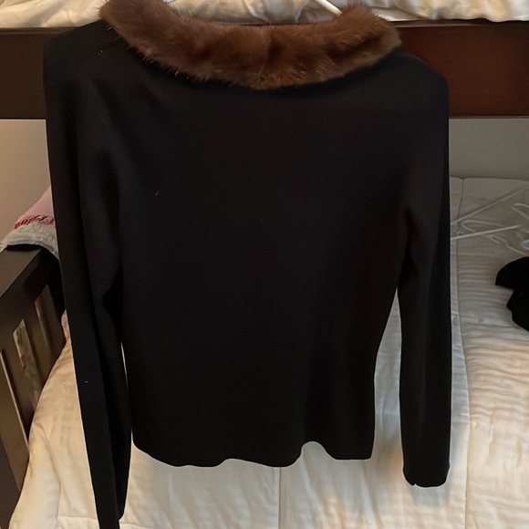 Elegant sweater button down with fur collar - Picture 5 of 5